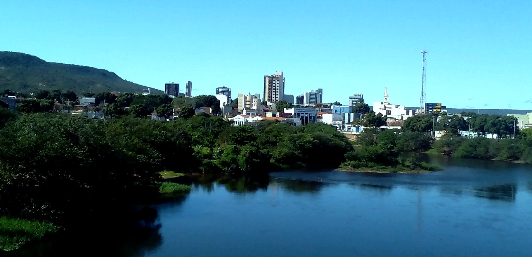 Vista de Barreiras com o Rio Grande e a serra ao fundo